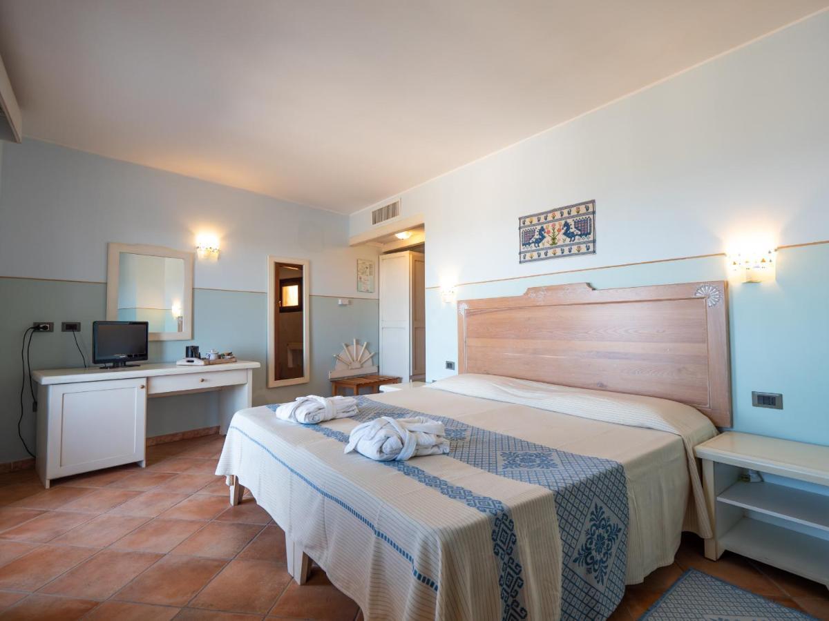 Hotel Luci Del Faro Calasetta Exterior photo