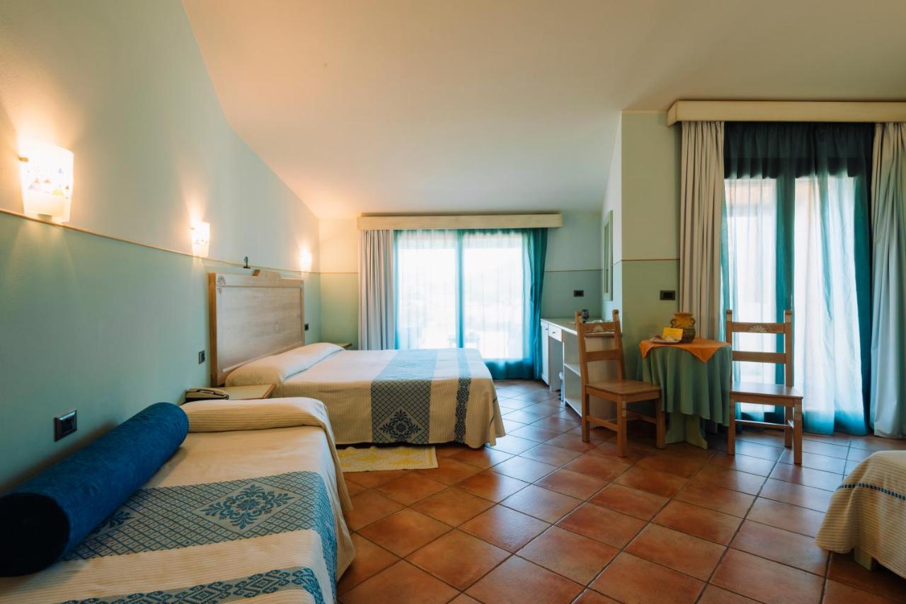Hotel Luci Del Faro Calasetta Exterior photo